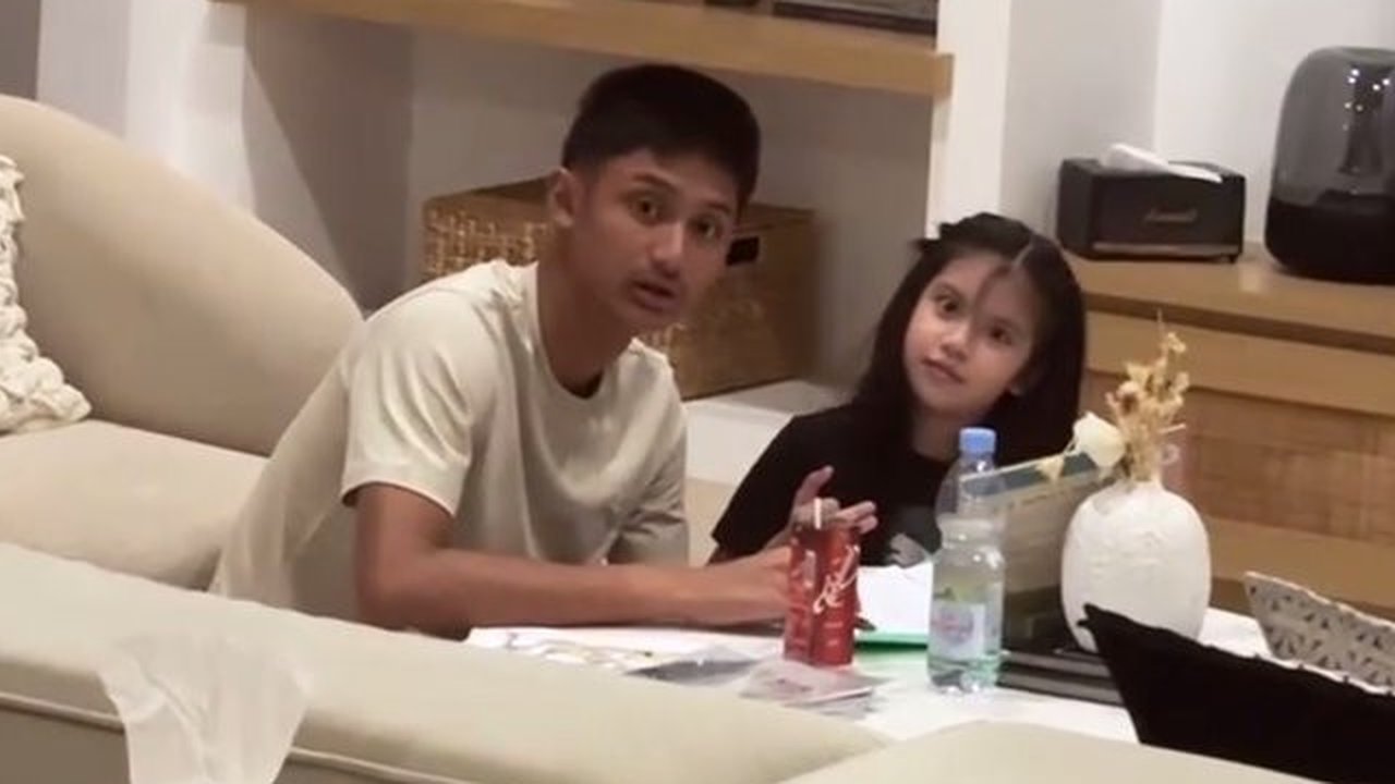Kini Jadi Saudara, Momen Dhofin Anak Ibnu Jamil Temani Yaya Putri Ririn Ekawati Belajar - Sweet