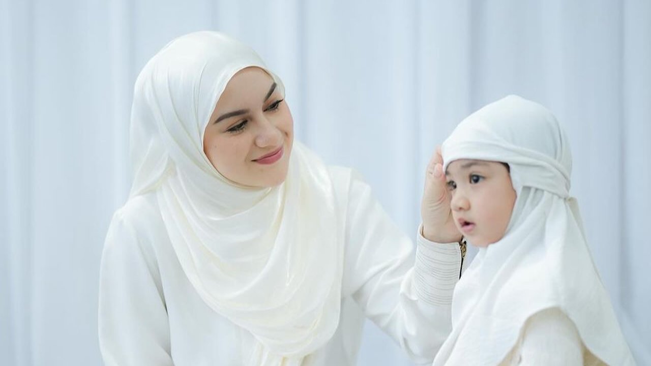 Penuh Senyum Ceria, Ini 7 Potret Amala Anak Irish Bella di Acara Pengajian - Perlihatkan Kebersamaan dengan Ayah Sambung