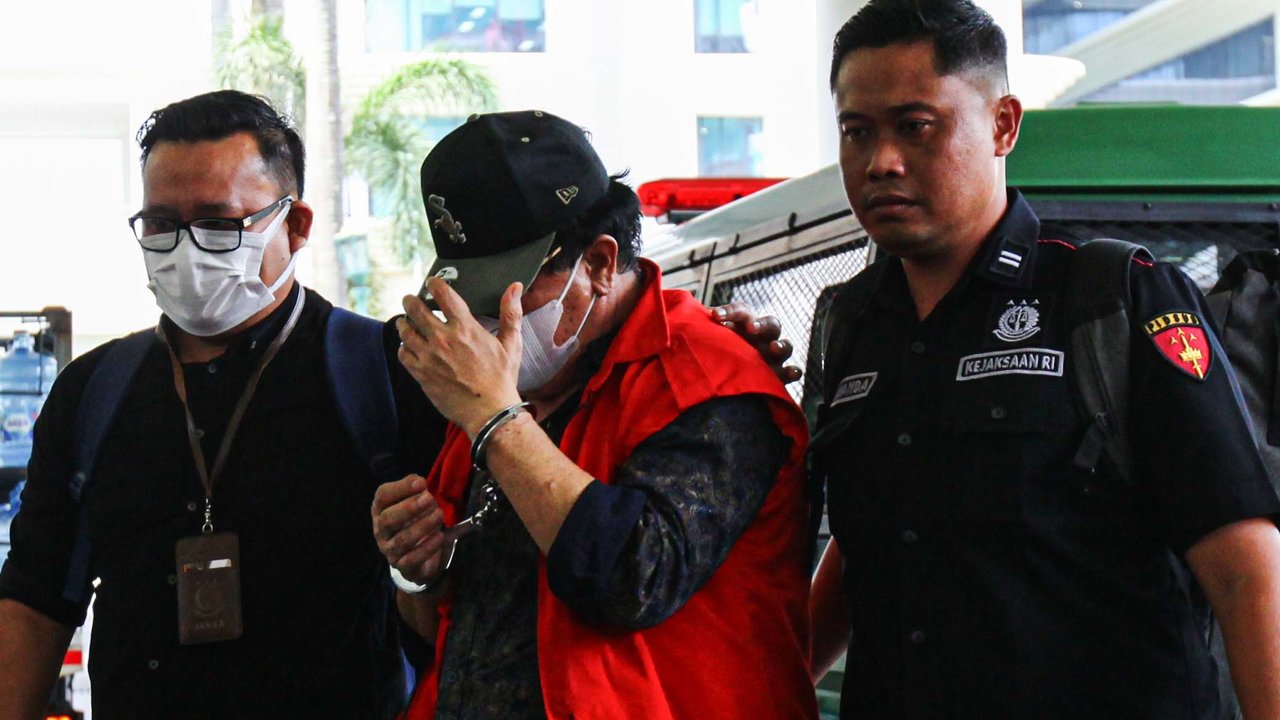 Tersangka hakim kasus suap vonis bebas Gregorius Ronald Tannur diperiksa Kejaksaan Agung RI, Jakarta, Selasa (5/11/2024).