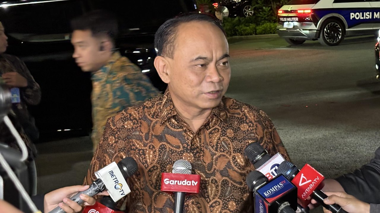 Budi Arie Setiadi calon Menteri Koperasi di Kabinet Presiden Prabowo Subianto, mengatakan pelantikan para Menteri dan Wakil Menteri akan dilakukan besok, Senin (21/10/2024). (dok: Tira)