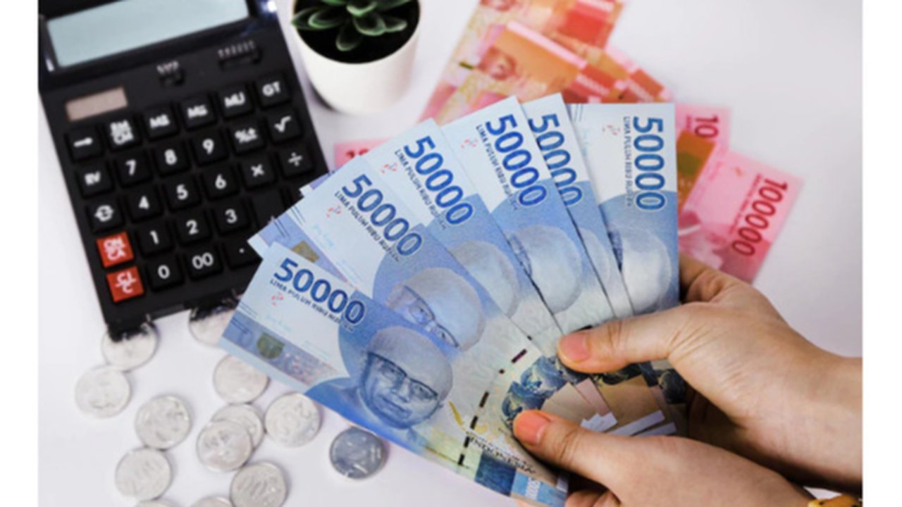 <p>Ilustrasi upah minimum provinsi (UMP). Foto: Freepik/Skata</p>