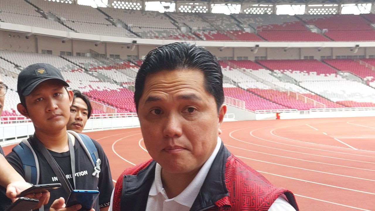 Ketua PSSI, Erick Thohir (kiri), bersama Presiden FIFA, Gianni Infantino (tengah), dan pelatih Timnas Indonesia, Shin Tae-yong, ketika mengikuti drawing Piala Asia 2023 di Doha, Qatar. (Bo