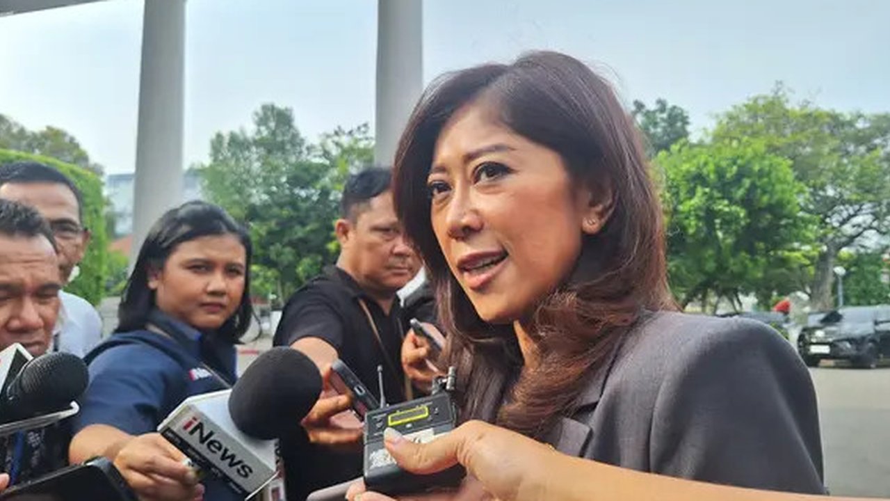 Menkomdigi Meutya Hafid dalam Upacara Peringatan Hari Sumpah Pemuda ke-96 Tahun 2024 di Kantor Kementerian Komdigi, Jakarta Pusat, Senin (28/10/2024). Credit: Komdigi