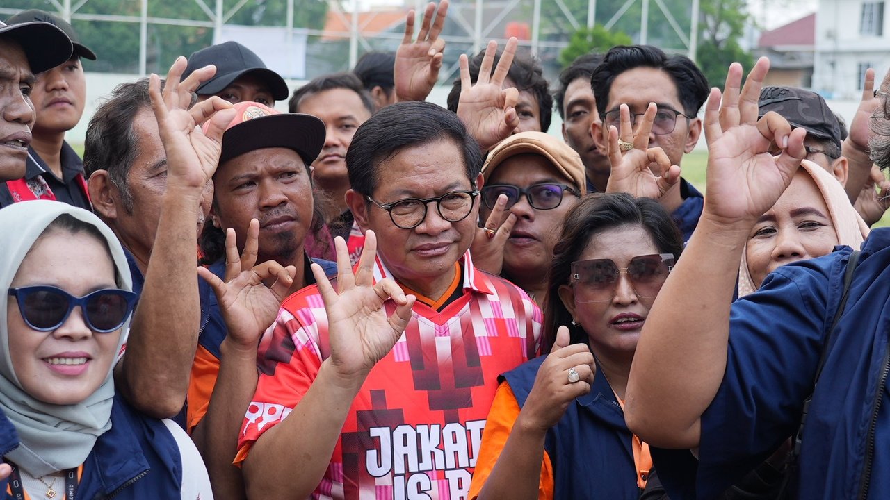 Pramono Anung saat Gotong Royong bersama Jakarta Adalah Kita di Stadion VIJ Petojo