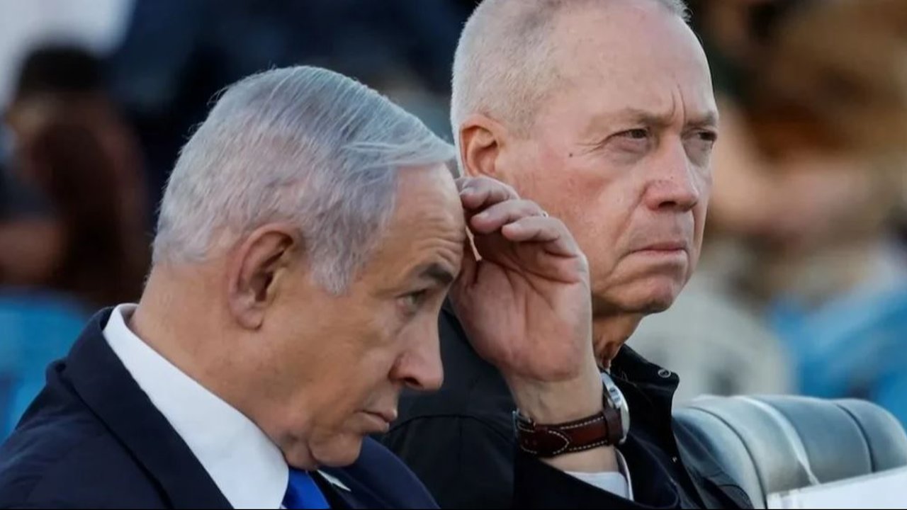 Benjamin Netanyahu dan Yoav Gallant (kanan)