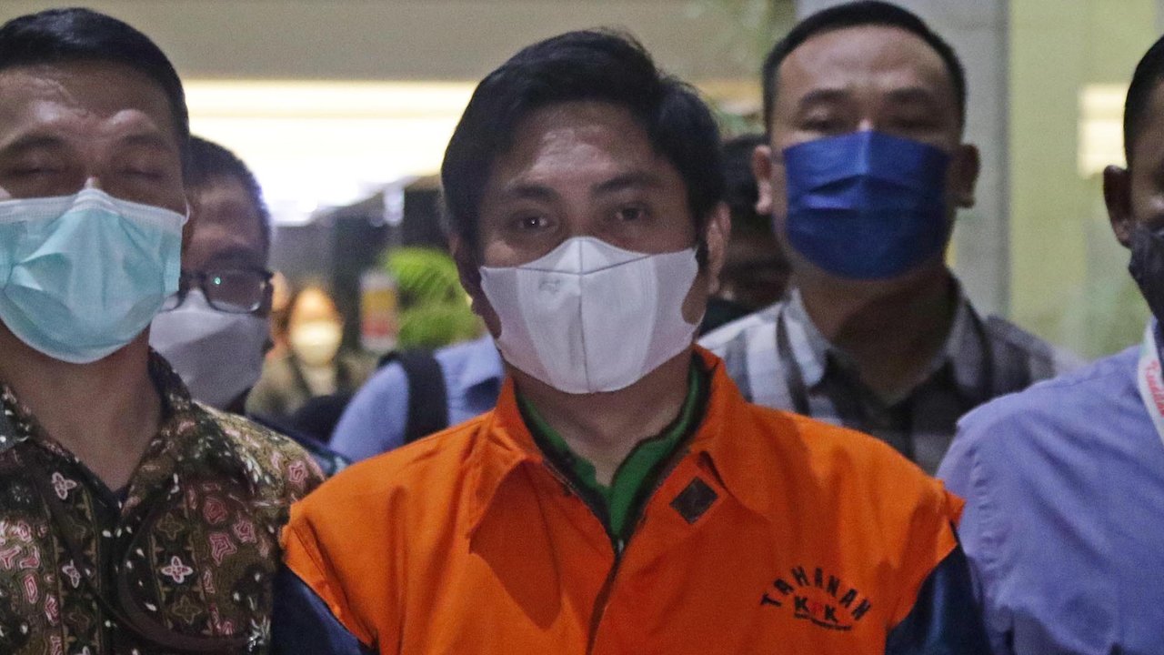 Bupati Tanah Bumbu periode 2010-2015 dan 2016-2018 yang juga kader Partai Demokrasi Indonesia Perjuangan (PDI-P), Mardani H. Maming usai dihadirkan rilis penahanan di Gedung KPK, Jakarta, Kamis (28/7/2022). Mardani disangkakan melanggar Pasal 12 huruf a atau Pasal 12 huruf b atau Pasal 11 UU Pemberantasan Korupsi juncto Pasal 55 ayat 1 ke-1 KUHP. (Liputan6.com/Helmi Fithriansyah)