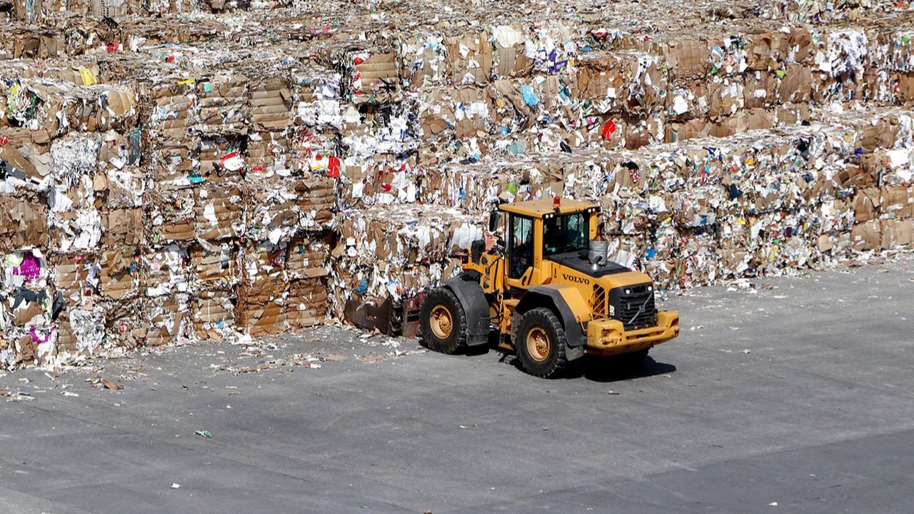 Ilustrasi Limbah Industri, Limbah Plastik. Kredit: Franz W. from Pixabay