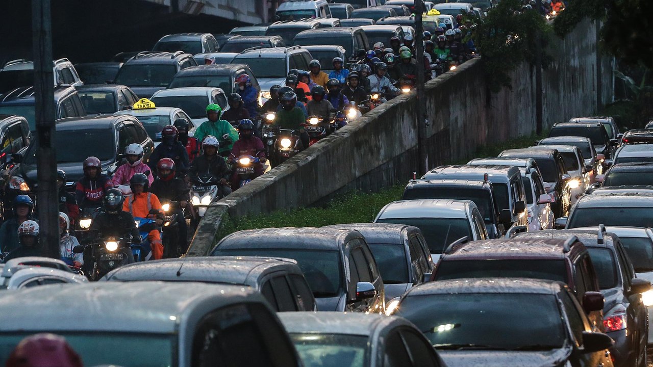 Kendaraan roda empat dan dua terjebak kemacetan di Terusan Casablanca, Kampung Melayu, Jakarta, Senin (18/7). Memasuki hari pertama masuk sekolah pasca libur Lebaran 2016, jalanan Jakarta kembali macet. (Liputan6.com/Johan Tallo)