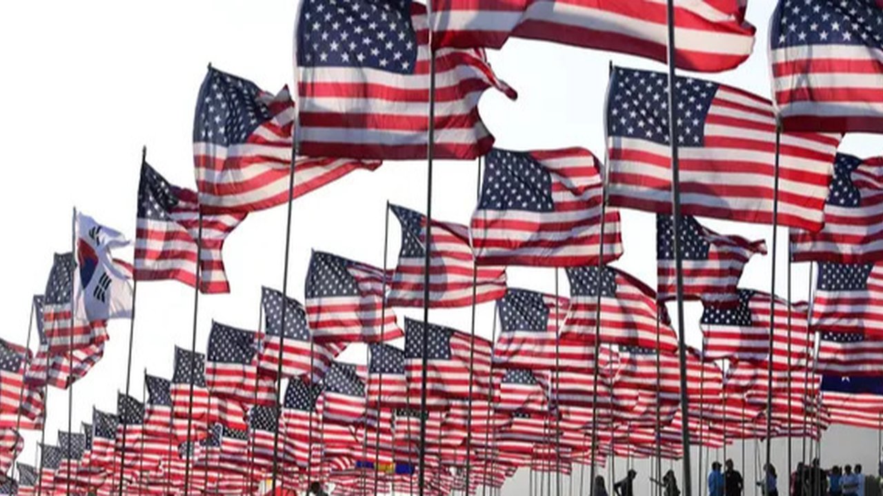 Kombinasi foto ini menunjukkan calon presiden dari Partai Republik, mantan Presiden Donald Trump dan calon presiden dari Partai Demokrat, Wakil Presiden Kamala Harris, dalam debat capres ABC