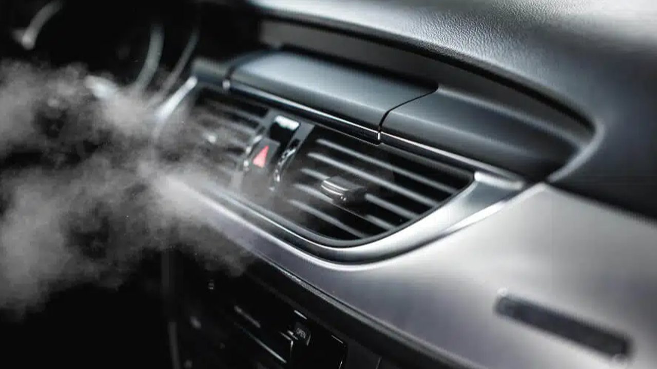 Pelajari peran freon dalam AC mobil, jenis-jenisnya, serta ciri-ciri freon yang sudah habis untuk kenyamanan berkendara.