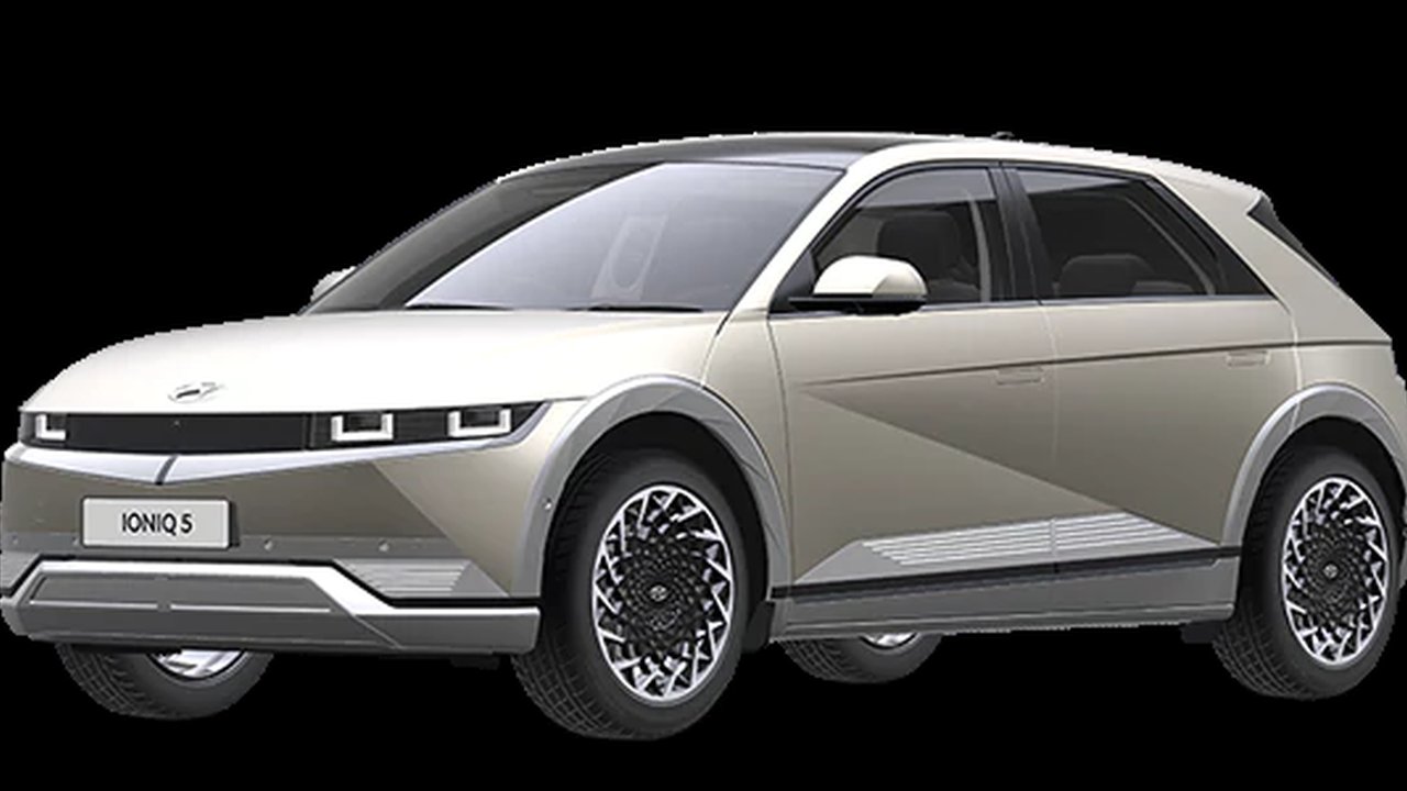 Pengunjung GIIAS 2024 melakukan test drive Wuling Almaz Pro Hybrid.