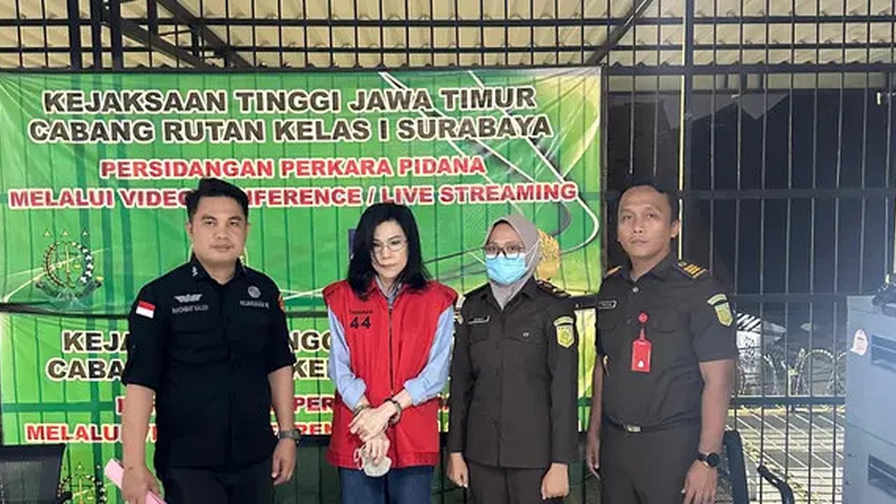 Kejaksaan Agung melalui Tim Penyidik Jaksa Agung Muda Bidang Tindak Pidana Khusus (Jam Pidsus) telah menetapkan MW selaku Ibu kandung dari terpidana Ronald Tannur sebagai tersangka. (Liput