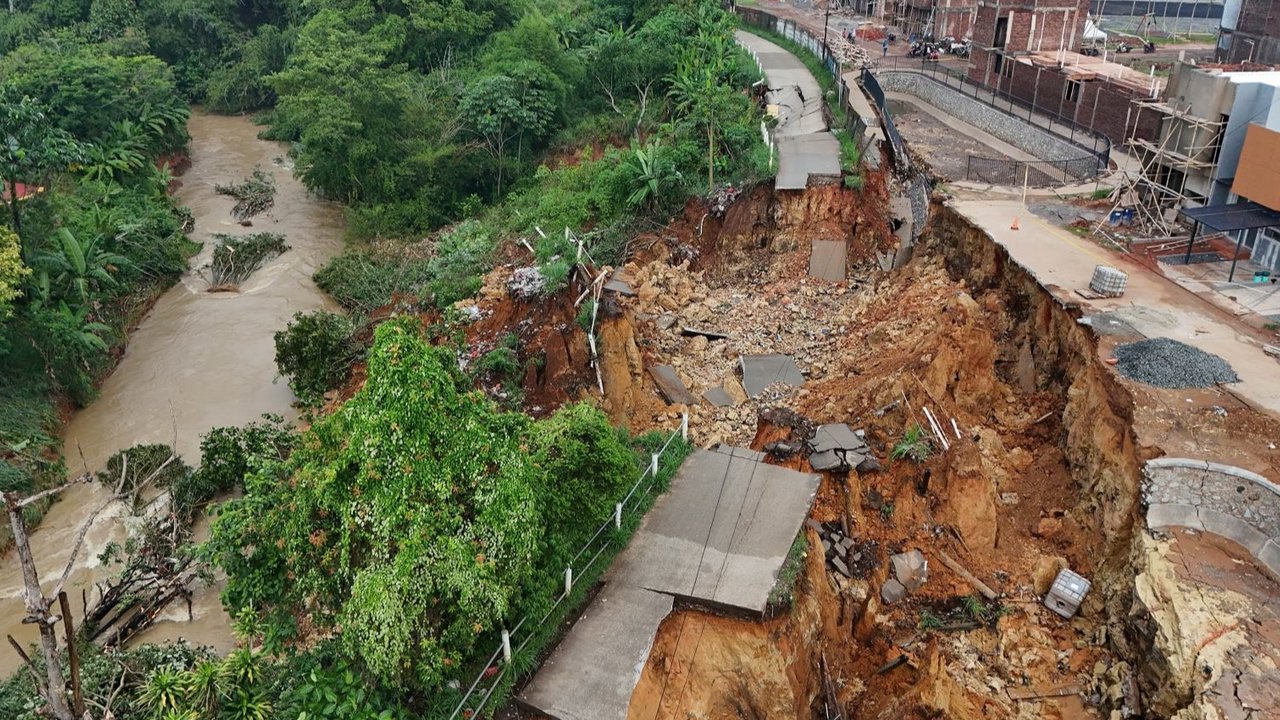 Kondisi Terkini Jalan Penghubung Tangerang-Bogor Terputus Akibat Longsor.