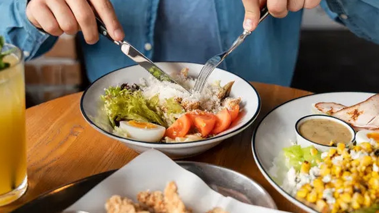 Ilustrasi seseorang yang sedang makan siang (Foto dok : Freepik/freepik).