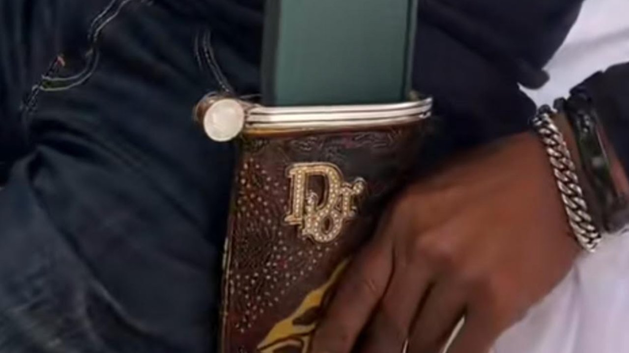 Seram, Dikira Bawa Golok Beneran, Ternyata Casing HP