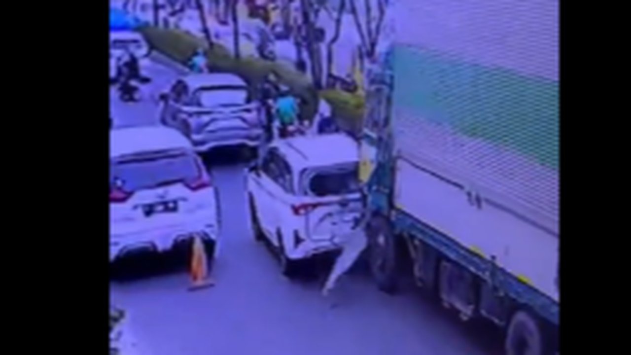 Sebuah truk kontainer berjalan melawan arah dan menabrak banyak pengguna jalan di kawasan Jalan Hasyim Asyari, Kota Tangerang. (Istimewa)