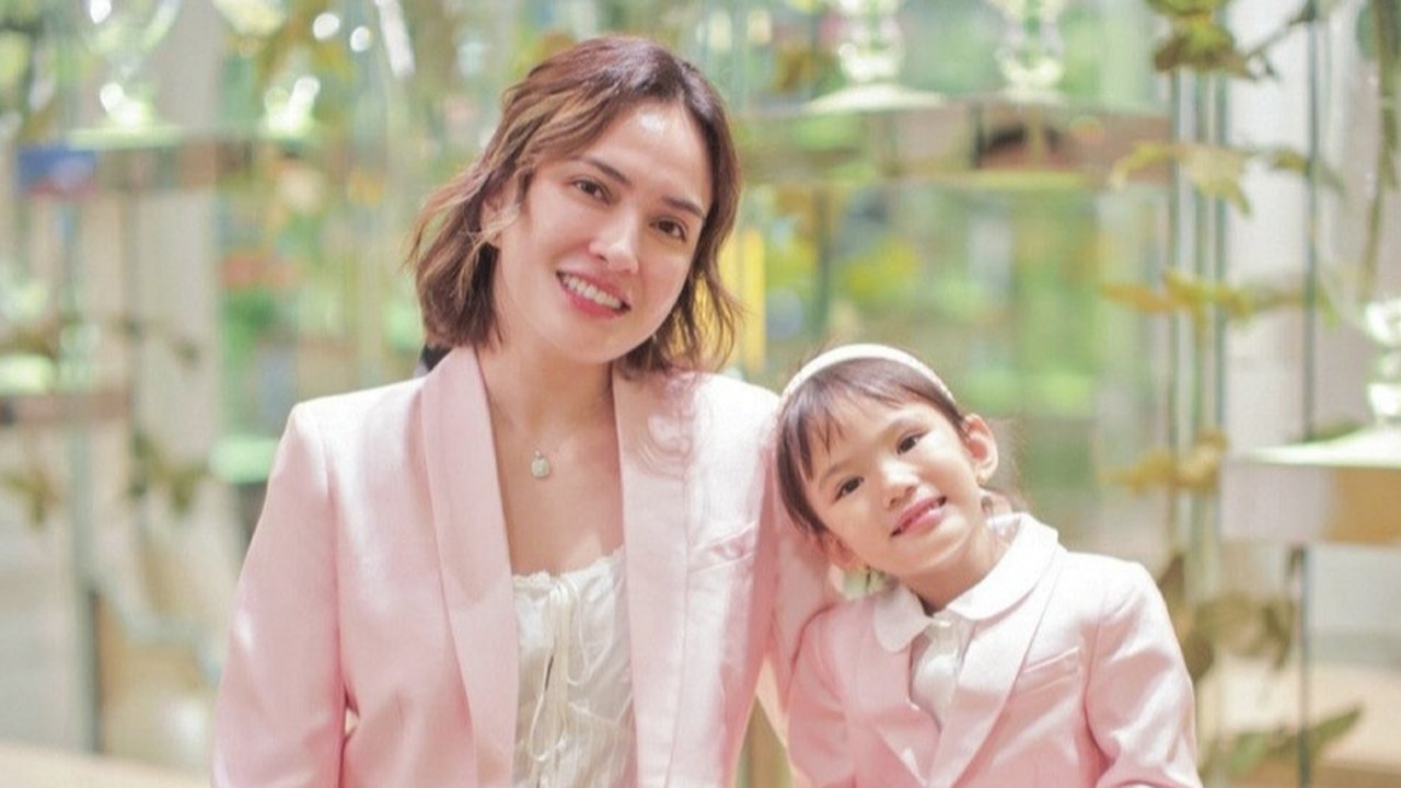 Banjir pujian gemes, karena Claire anak Shandy Aulia bisa lebih eskpresif saat difoto. Punya bakat luwes di depan kamera, menurun dari ibunya.
