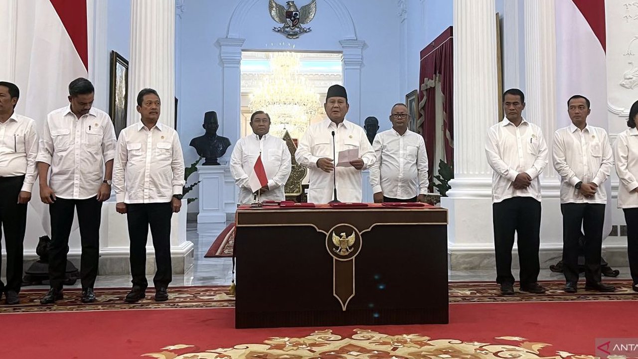Presiden Prabowo Subianto menyapa para jurnalis sebelum menerima tamu kenegaraannya di Istana Kepresidenan Republik Indonesia, Jakarta pada Senin 21 Oktober 2024. (BAY ISMOYO/AFP)
