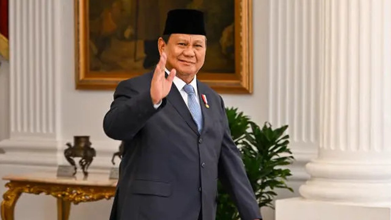 Presiden Prabowo Subianto menyapa para jurnalis sebelum menerima tamu kenegaraannya di Istana Kepresidenan Republik Indonesia, Jakarta pada Senin 21 Oktober 2024. (BAY ISMOYO/AFP)