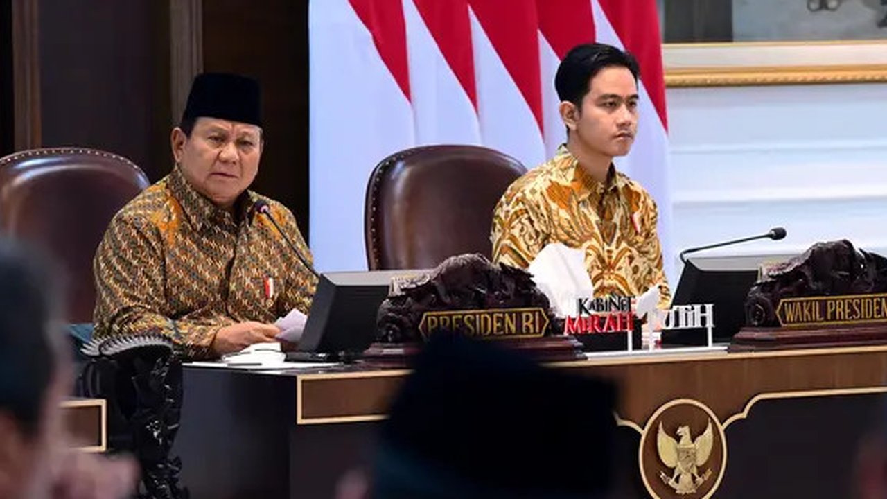 Presiden Prabowo Subianto didampingi Wapres Gibran Rakabuming Raka memimpin sidang perdana Kabinet Merah Putih di Istana, Jakarta, Rabu (23/10/2024). (Foto: Biro Pers Sekretariat Presiden)