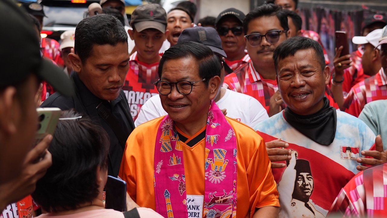 Pramono Anung saat Gotong Royong bersama Jakarta Adalah Kita di Stadion VIJ Petojo