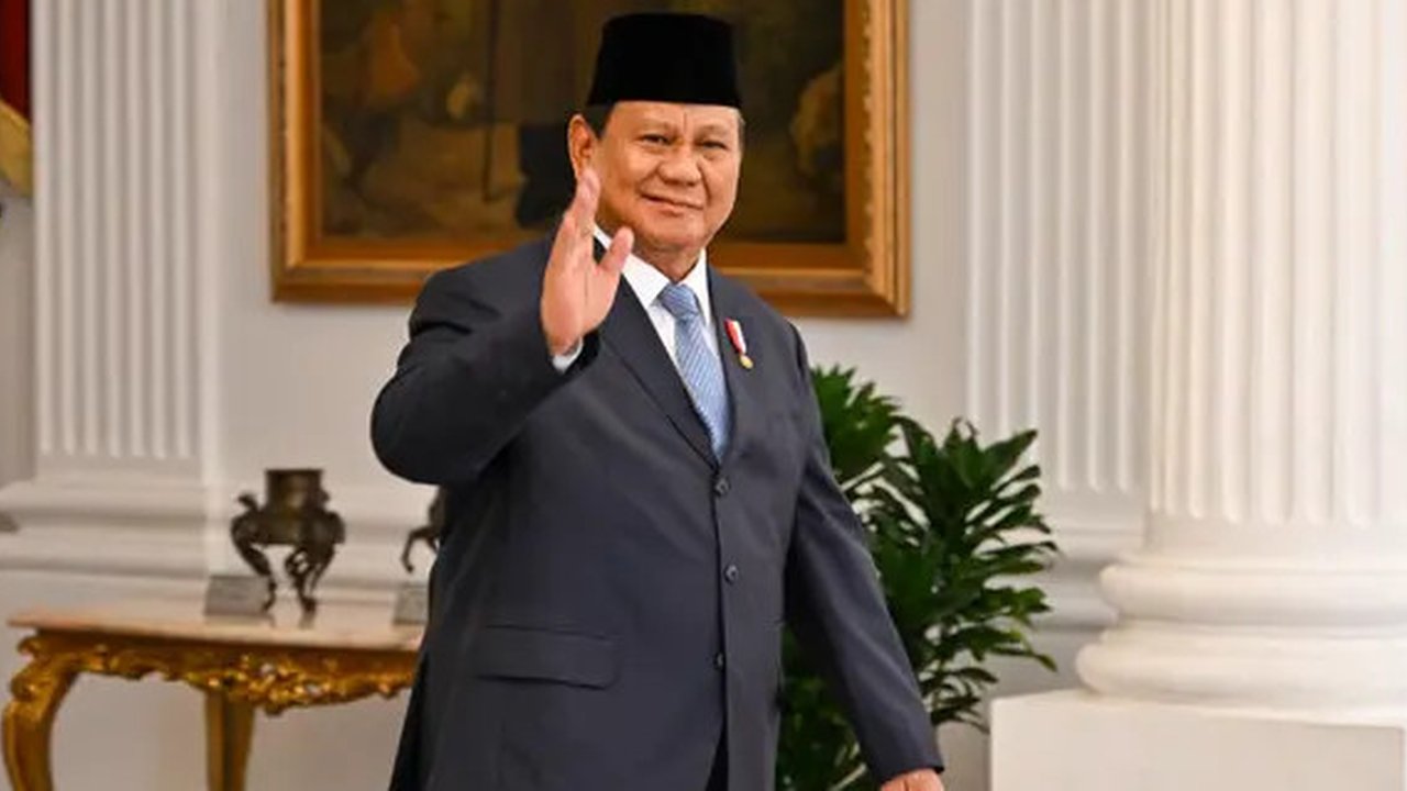 Presiden Prabowo Subianto menyapa para jurnalis sebelum menerima tamu kenegaraannya di Istana Kepresidenan Republik Indonesia, Jakarta pada Senin 21 Oktober 2024. (BAY ISMOYO/AFP)