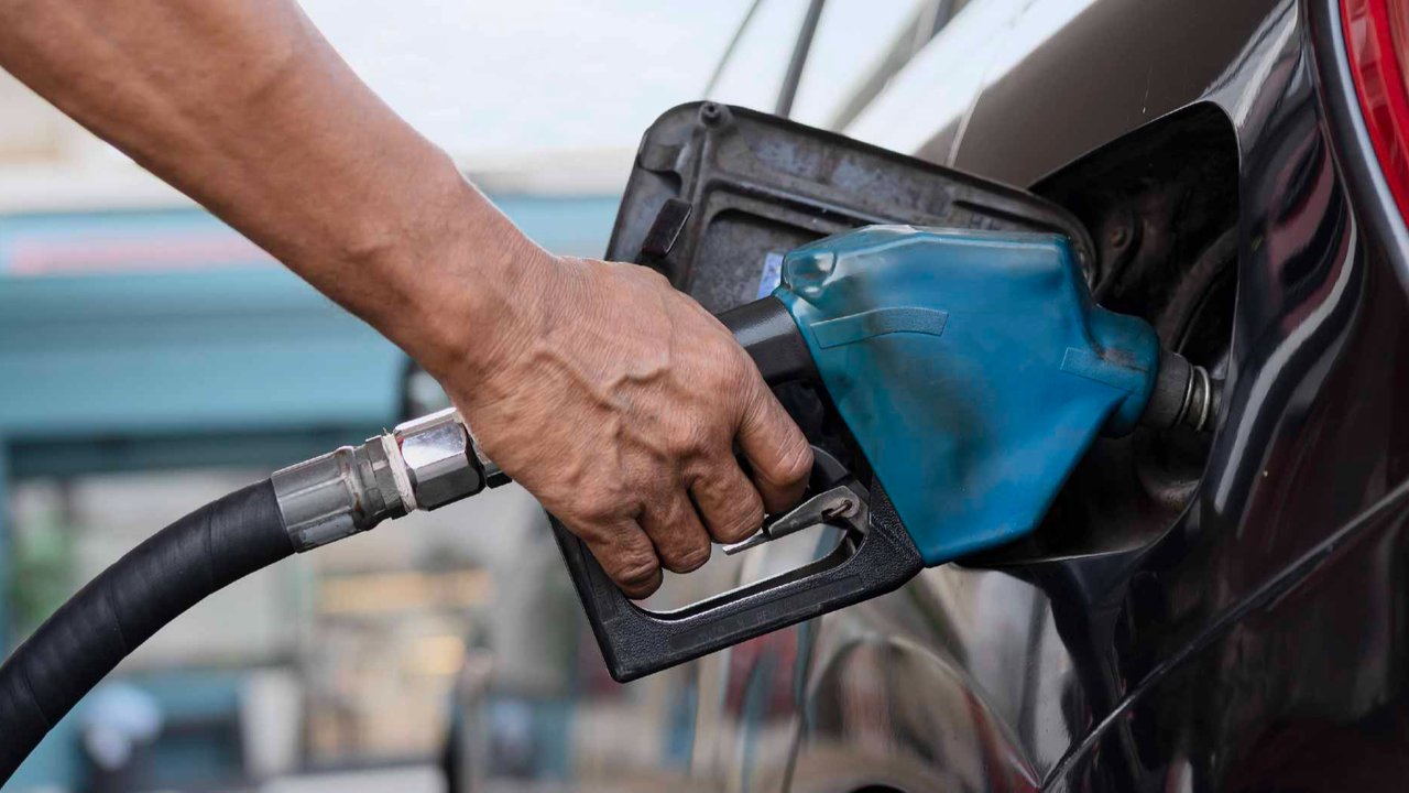 Petugas SPBU melayani pengendara mobil di Stasiun Pengisian Kendaraan Listrik Umum (SPKLU) dan Battery Swapping Station SPBU Pertamina, MT. Haryono, Jakarta, Senin (7/11/2022). Sejak pemerint