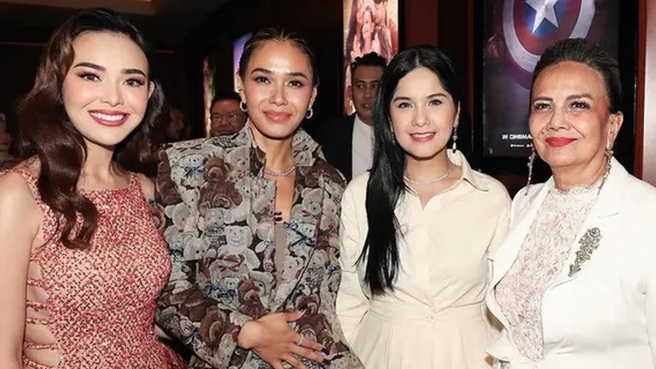 Pulasan makeup minimalis, bahkan nyaris bare face, tidak meluruhkan kecantikan Annisa Pohan [@annisayudhoyono]