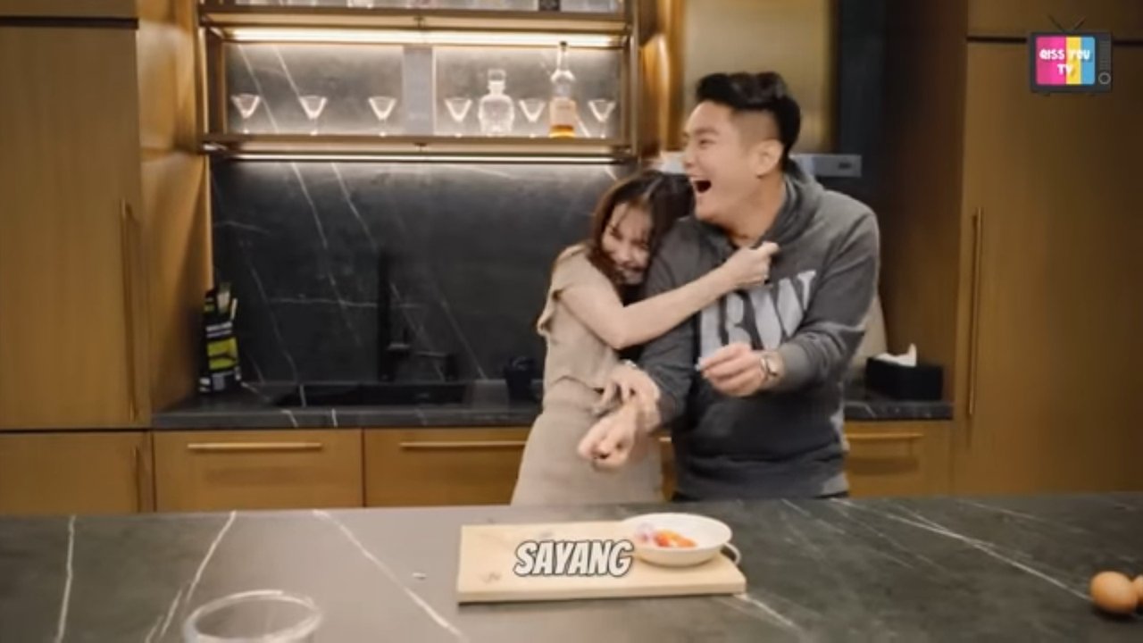 Potret Boy William Masak Telur Dadar Untuk Ayu Ting Ting Kocak tapi Romantis, Salah Pakai Pisau Malah Dapat Pelukan