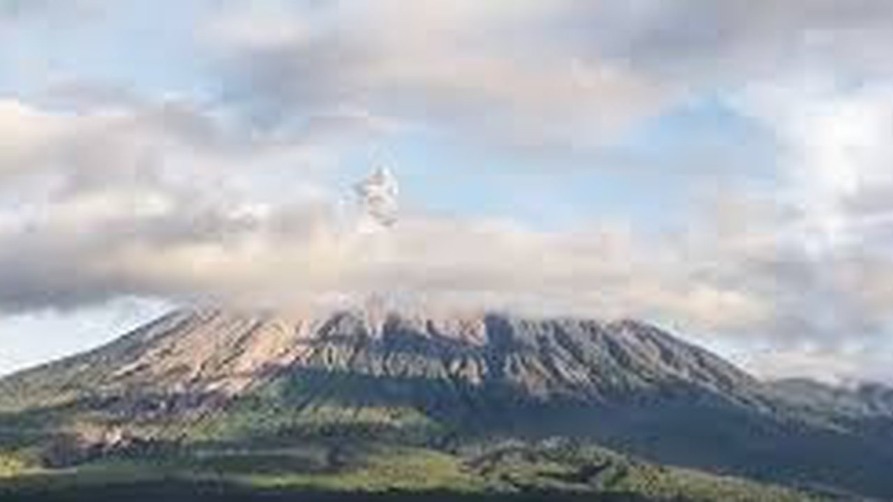 Gunung Semeru erupsi dengan tinggi letusan capai 800 meter (Istimewa)