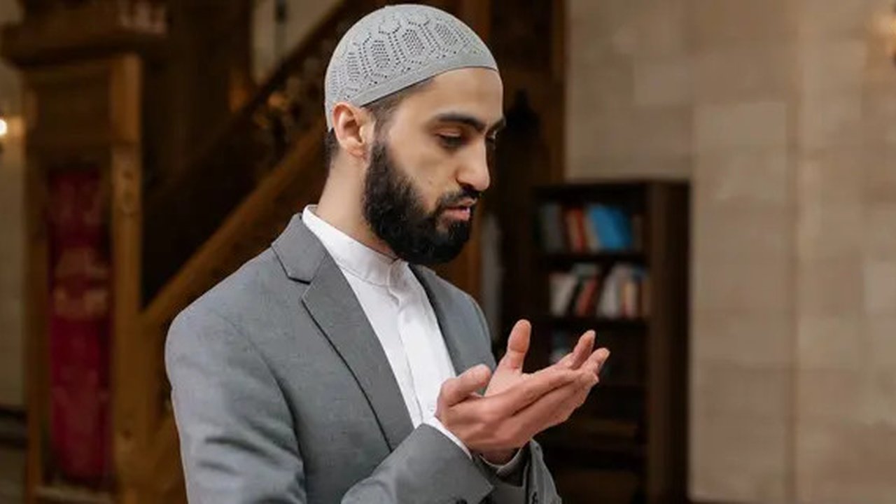 Ilustrasi muslim, berdoa. (Foto oleh Alena Darmel: https://www.pexels.com/id-id/foto/pria-abu-abu-budaya-berdoa-8164575/)