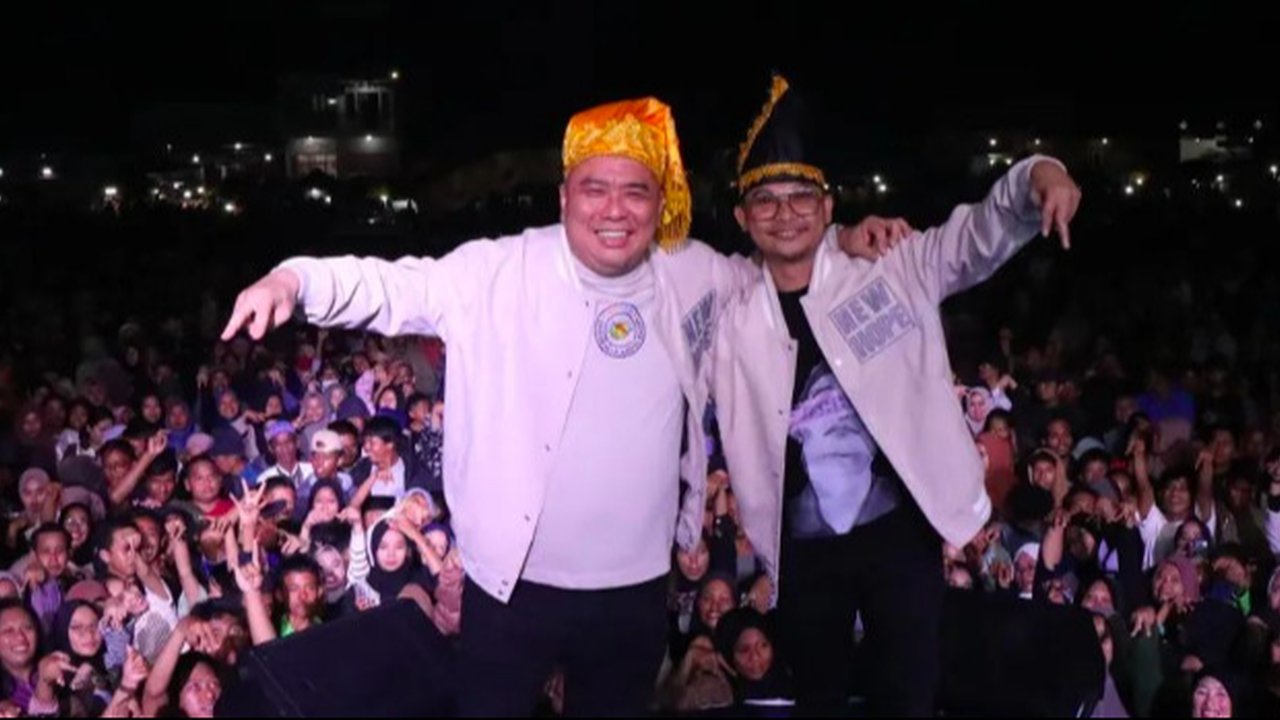 Calon gubernur Sulawesi Tengah Ahmad Ali bersama Abdul Karim Aljufri berada di atas panggung. (Istimewa)