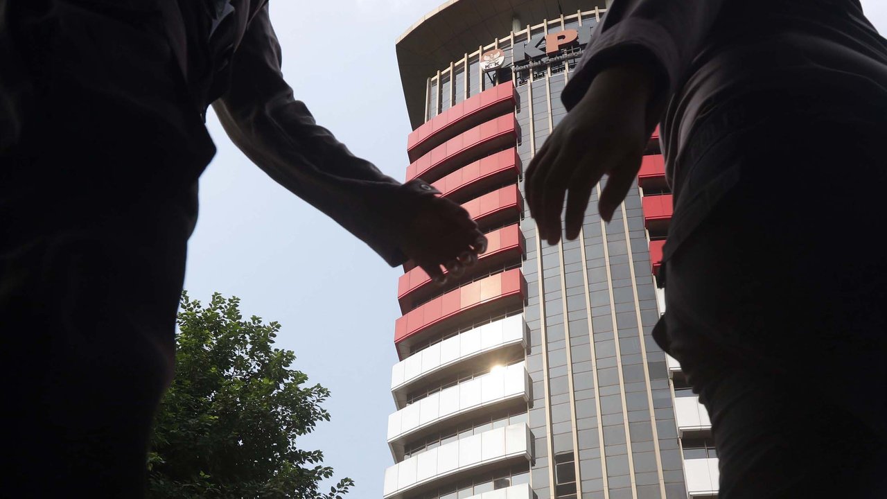 Kendaraan penyemprot air milik kepolisian disiagakan di jalan Kuningan Persada sekitar Gedung Merah Putih KPK, Jakarta, Selasa (1/6/2021). Pengamanan gedung KPK dan sekitarnya diperketat terkait upacara pelantikan pegawai KPK menjadi Aparatur Sipil Negara. (Liputan6.com/Helmi Fithriansyah)