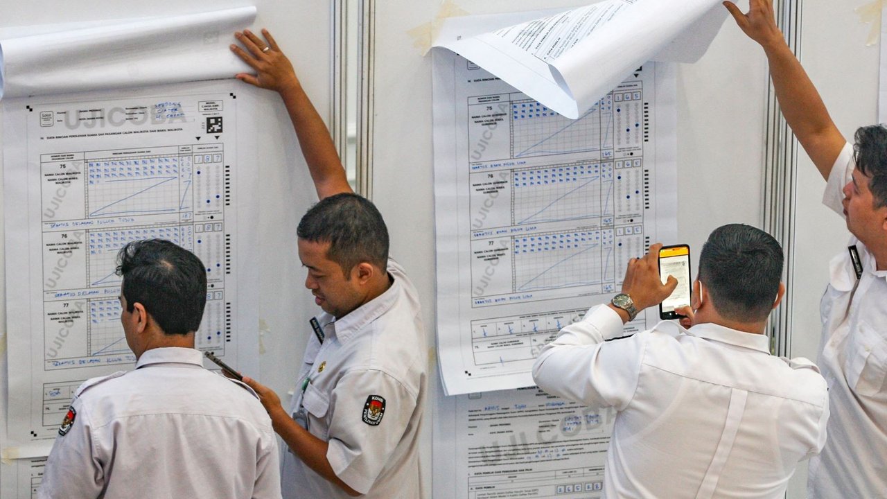 Petugas KPU mencoba aplikasi Sirekap Mobile Pemilihan Tahun 2024 saat sosialisasi di Gedung KPU RI, Jakarta, Kamis (7/11/2024).
