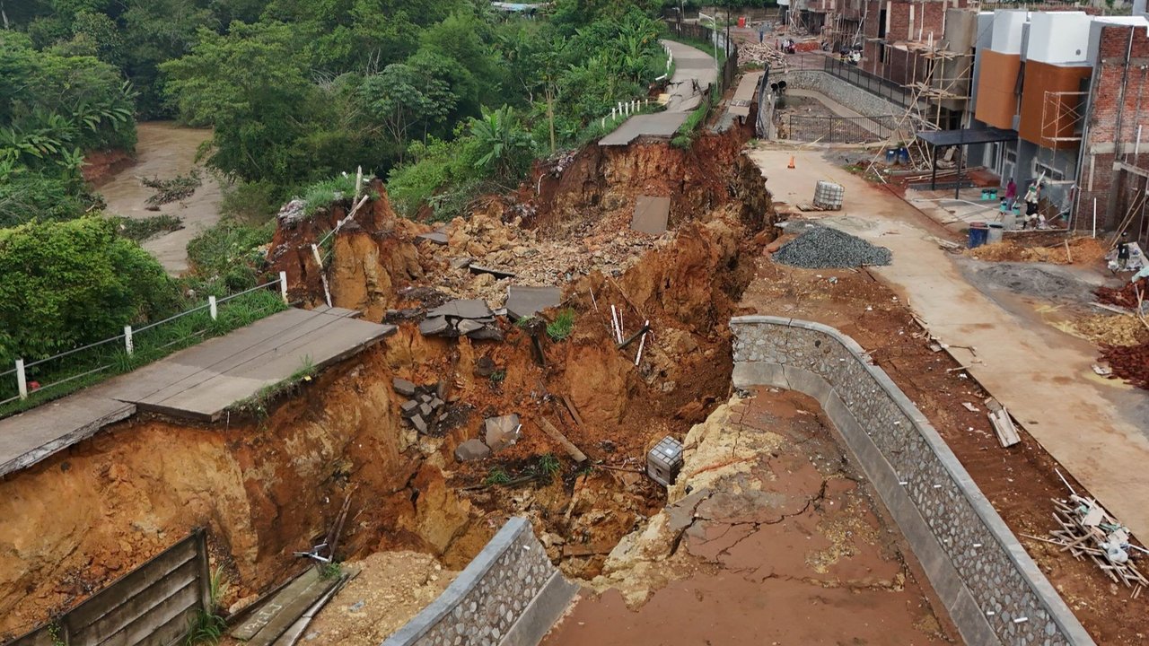 Kondisi Terkini Jalan Penghubung Tangerang-Bogor Terputus Akibat Longsor.