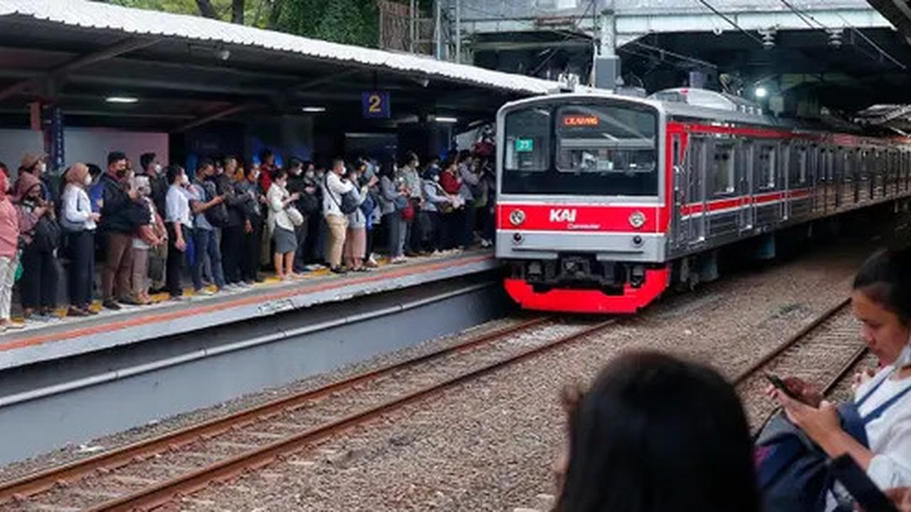 Penumpang menunggu kedatangan KRL Commuter Line di Stasiun Sudirman, Jakarta, Senin (12/6/2023). (Liputan6.com/Angga Yuniar)