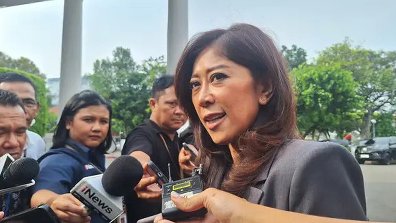 Menkomdigi Meutya Hafid dalam Upacara Peringatan Hari Sumpah Pemuda ke-96 Tahun 2024 di Kantor Kementerian Komdigi, Jakarta Pusat, Senin (28/10/2024). Credit: Komdigi