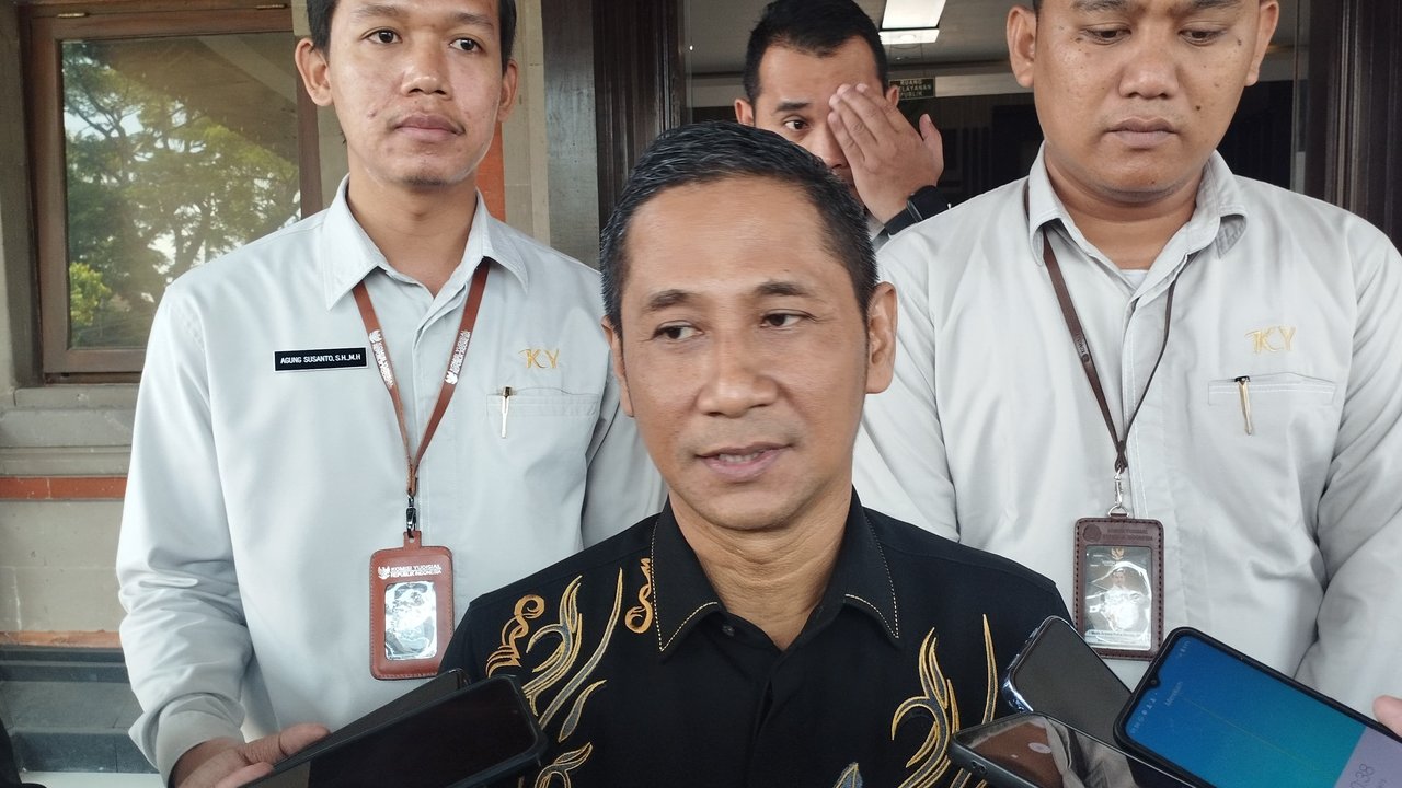 Humas KY Mukti Fajar Nur Dewata