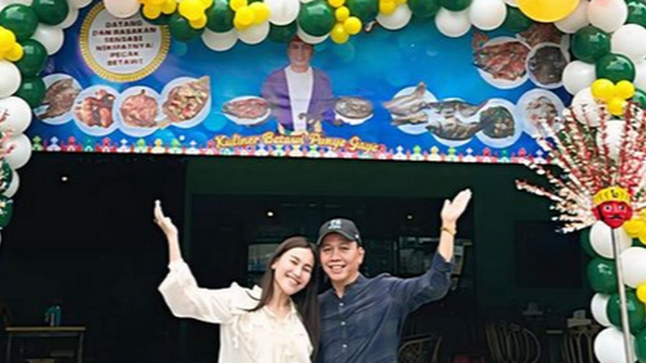 Potret Ayu Ting Ting di pembukaan cabang warung makan ayah Ojak. (sumber: Instagram/ayutingting92/war_warungayahrojak)