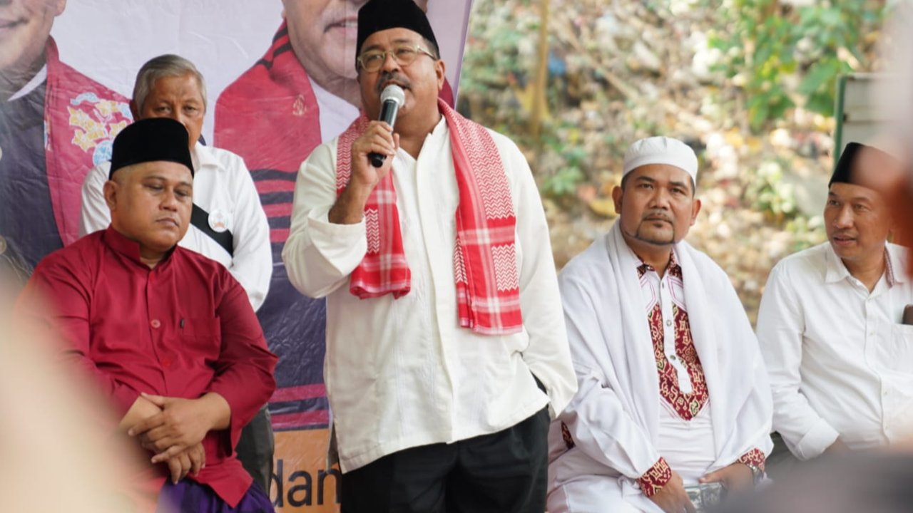 Calon wakil gubernur DKI Jakarta nomor urut 3, Rano Karno atau biasa disapa Bang Doel melakukan blusukan ke wilayah Eretan 2, Condet, Jakarta Timur, Jumat (11/10).