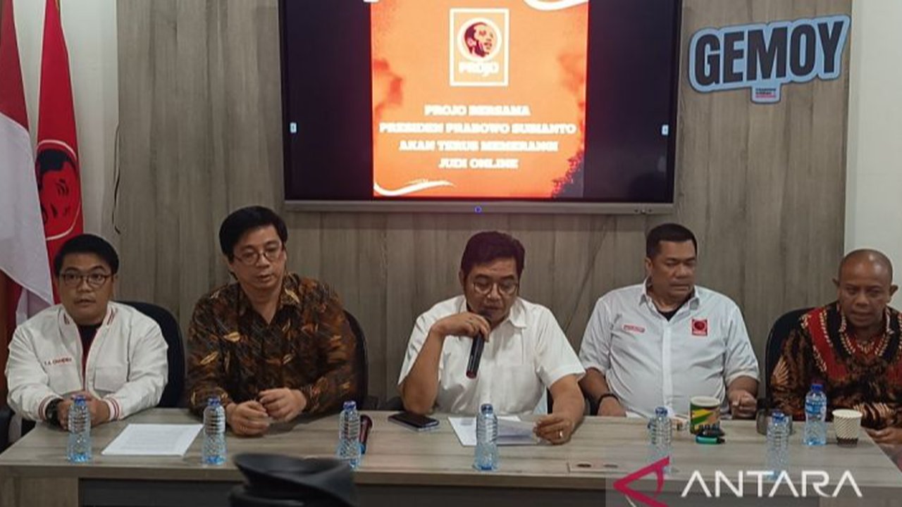 Menteri Koperasi Budi Arie Setiadi melihat peran koperasi dalam program Makan Bergizi Gratis (MBG). Salah satunya, koperasi susu untuk memasok kebutuhan MBG. (Dok. Kemenkop)