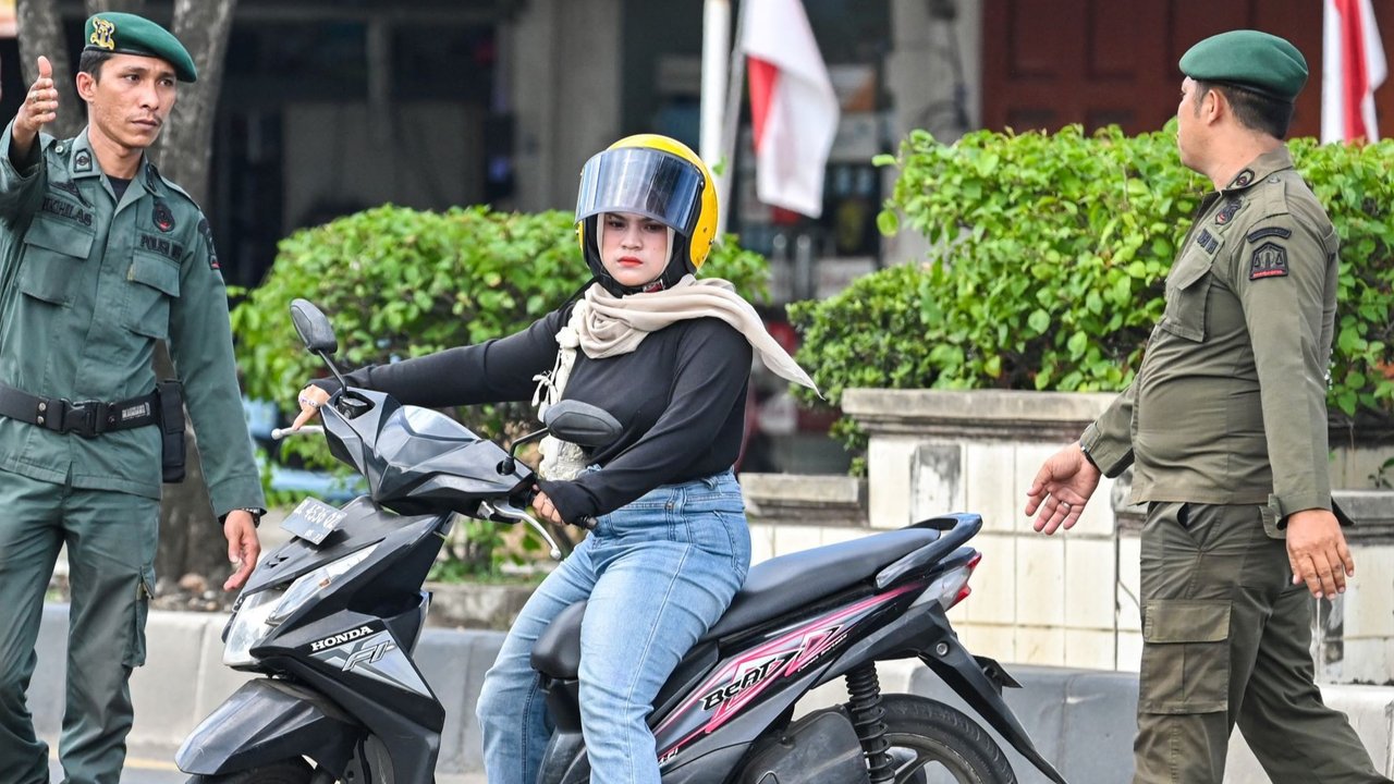 Anggota polisi syariat menggelar razia terkait aturan berpakaian di sepanjang jalan di Banda Aceh, Aceh, pada Rabu (6/11/2024).