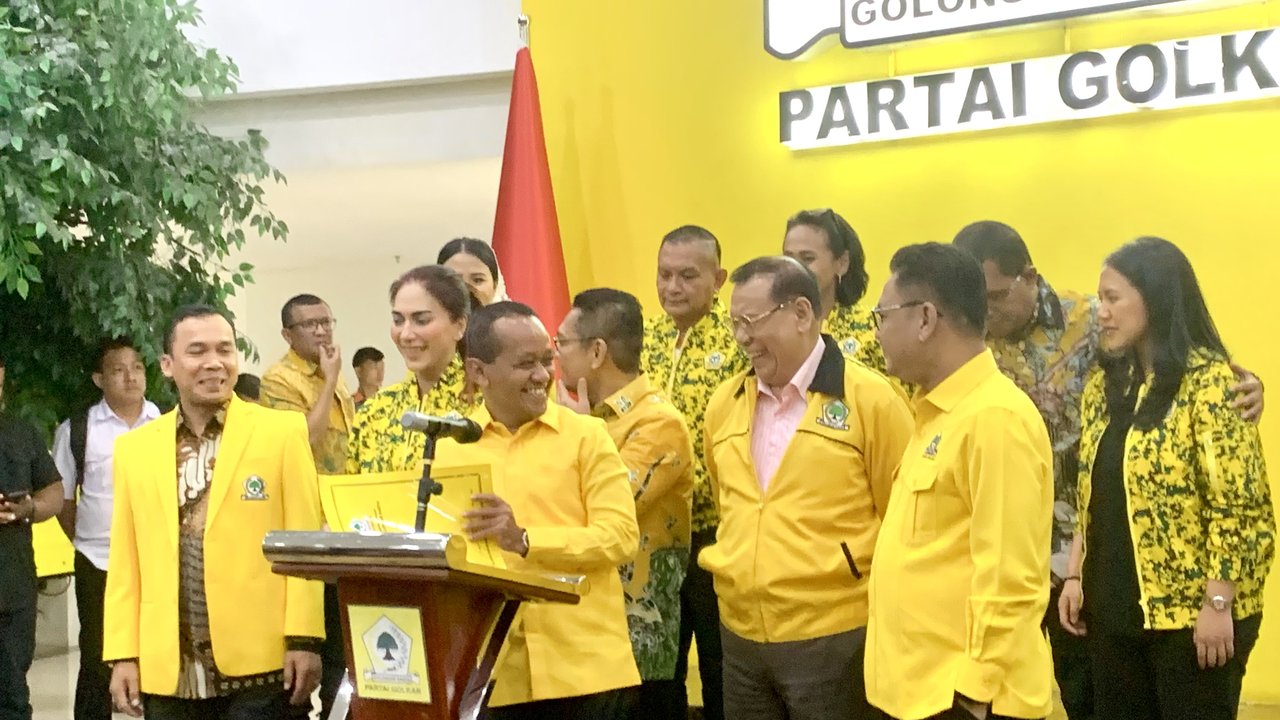 Jokowi Salat Jumat di Masjid Al Wustho