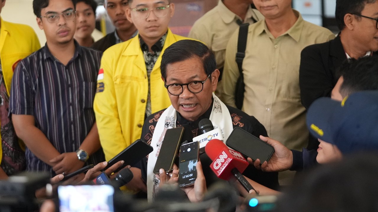 Pramono Anung saat Gotong Royong bersama Jakarta Adalah Kita di Stadion VIJ Petojo