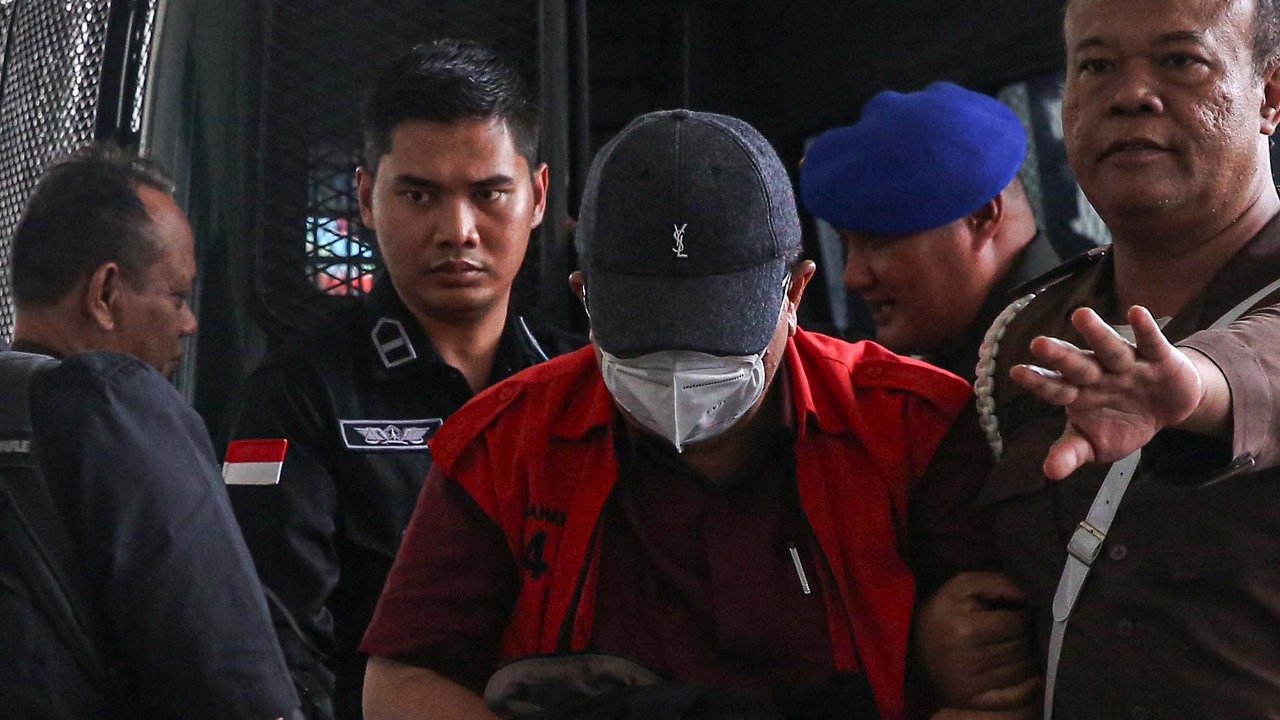 Tersangka hakim kasus suap vonis bebas Gregorius Ronald Tannur diperiksa Kejaksaan Agung RI, Jakarta, Selasa (5/11/2024).