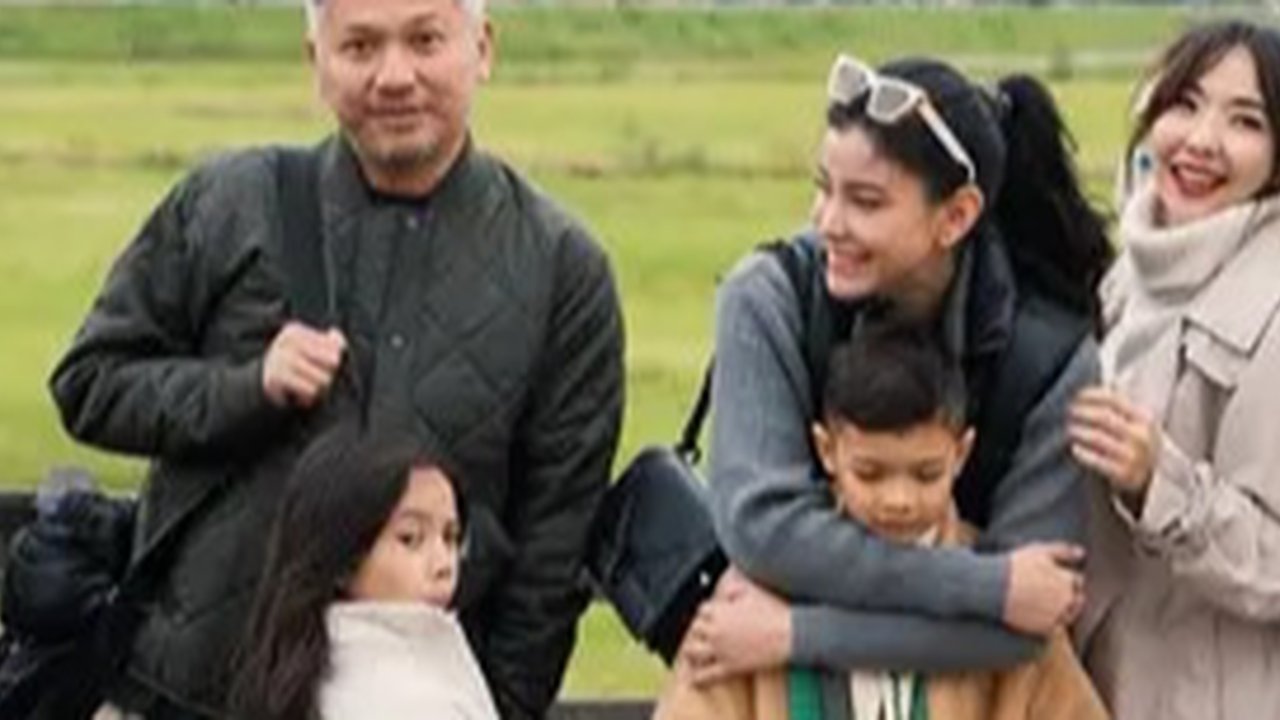 Kebersamaan Gading dan Gisel bareng sahabatnya ini banjir pujian. Foto candid Medina sedang memerhatikan Gempi dan memeluk anak Mikaila Patritz ini membuktikan bahwa bintang sinetron Magic 5 ini sayang dengan anak kecil. Diketahui, dari pernikahan sebelumnya dengan Prasetyo Wicaksono tahun 2016 lalu, Medina Dina belum dikaruniai buah hati. (Liputan6.com/IG/gisel_la)