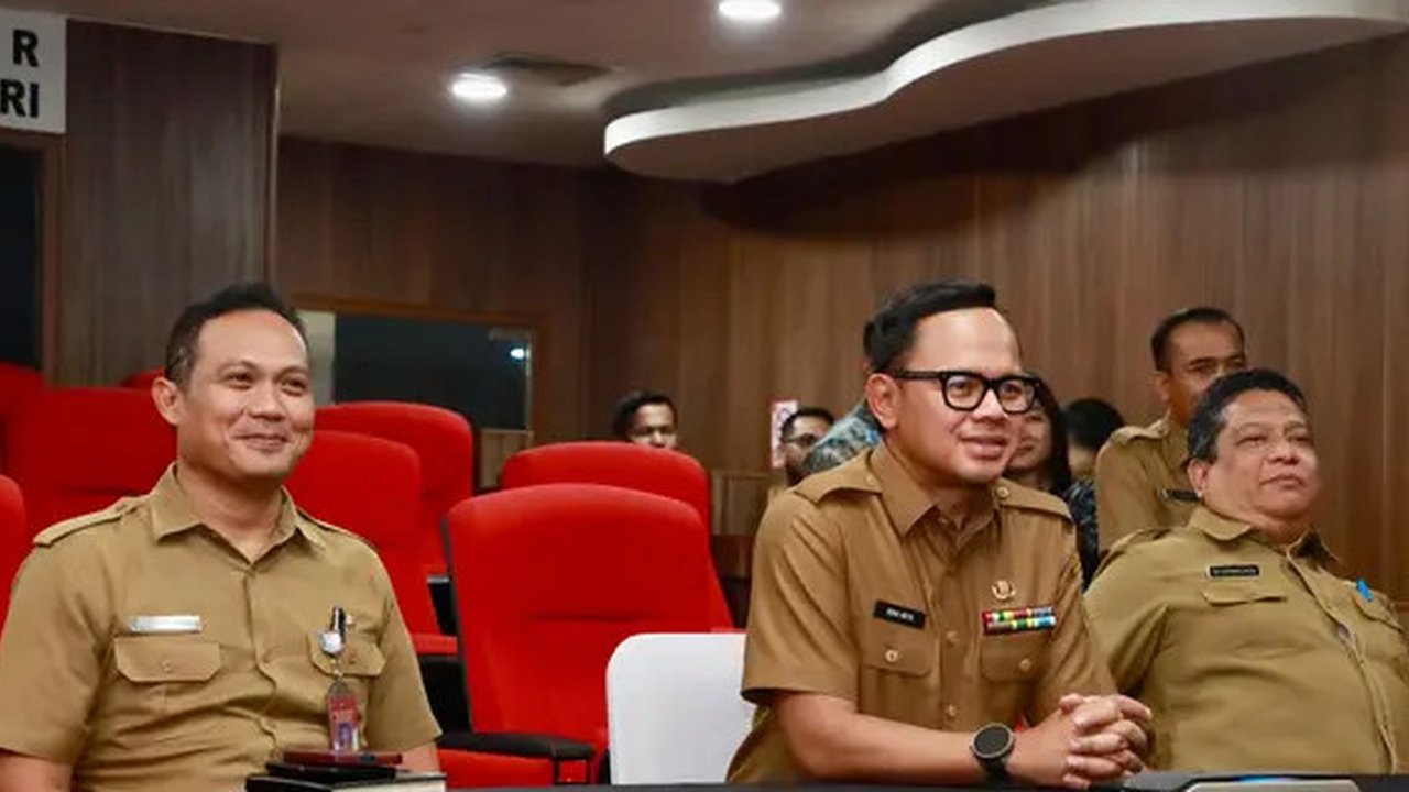Wamendagri Bima Arya Sugiarto memimpin rapat terkait kesiapan desk Pilkada