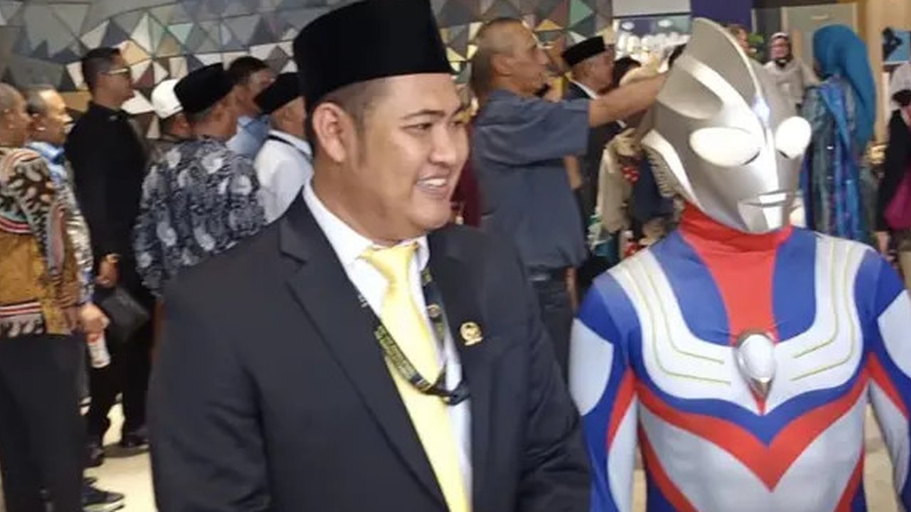 Anggota DPR RI dari Dapil Jateng II Jamaluddin Malik menjadi pusat perhatian saat pelantikan DPR periode 2024-2029. Sebab dia membawa stuntman dengan memakai kostum superhero Ultraman untu