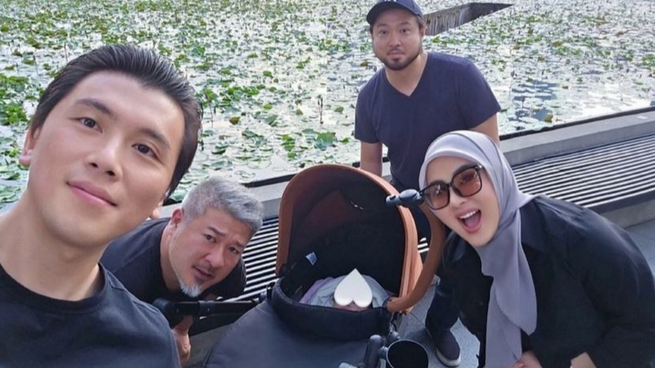Buku tersebut tampak tebal dan berbahasa Inggris. Penulisnya pun tak main-main, yakni Heidi Murkoff. Ia dikenal sebagai penulis buku-buku kehamilan dan parenting best seller.