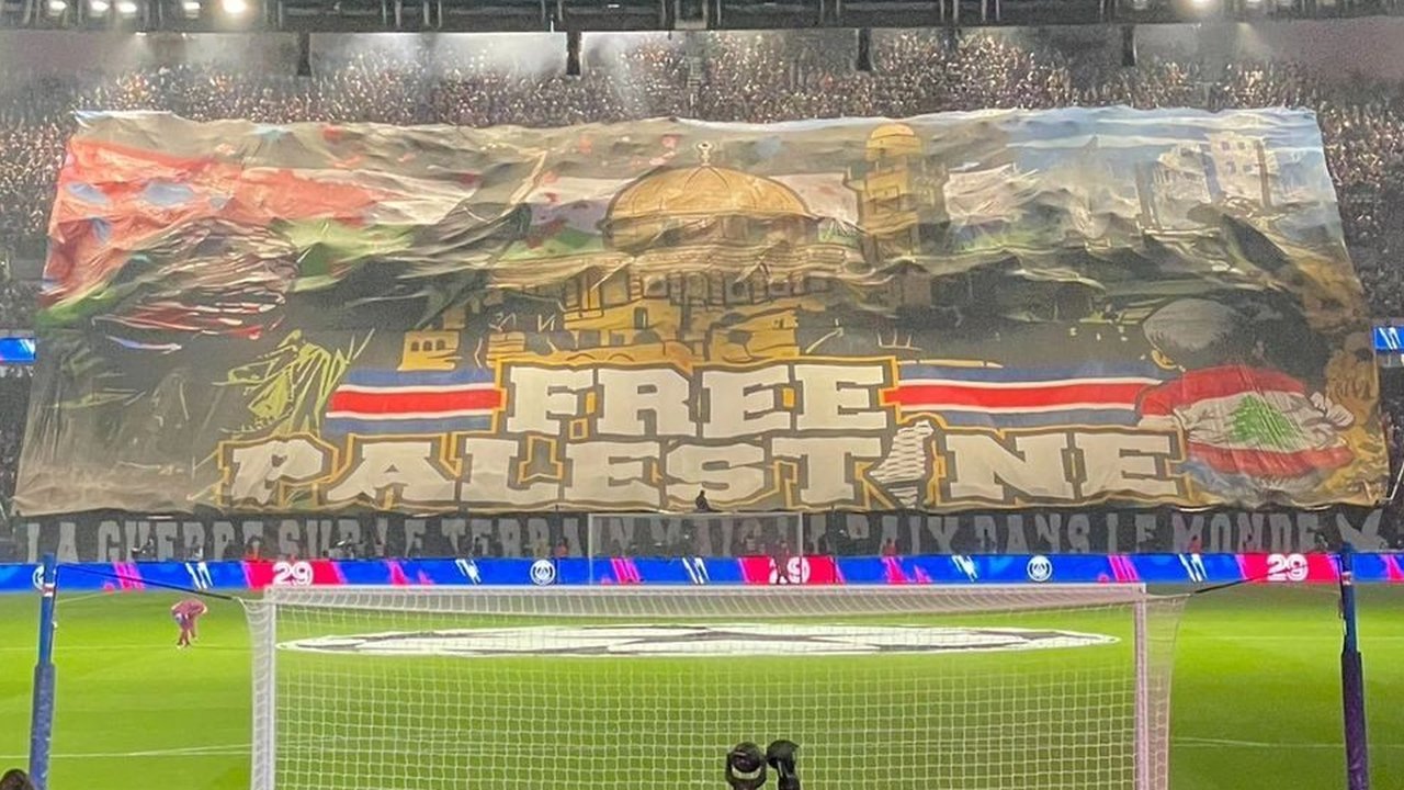Rekaman Video Suporter PSG Bentangkan Spanduk Raksasa 'Free Palestine', Dibela UEFA Bikin Menteri Prancis Murka